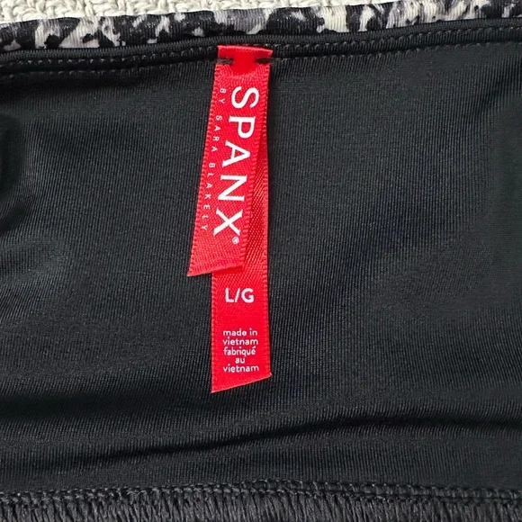 SPANX Faux Leather Snake Shine Leggings Size Large NWT Grey Pants - Picture 7 of 9